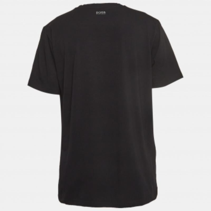 Una combinación perfecta de comodidad, lujo y estilo, ¡esta camiseta de diseño es una pieza imprescindible! Fabricada con materiales de calidad, esta creación puede combinarse con pantalones vaqueros y zapatillas deportivas para un look fresco.