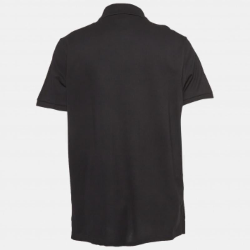 Le magliette polo sono sempre state un classico per chiunque. Questa versione è realizzata su misura utilizzando i migliori tessuti per una vestibilità confortevole. Completa il tuo look casual con un paio di pantaloncini e scarpe da ginnastica.