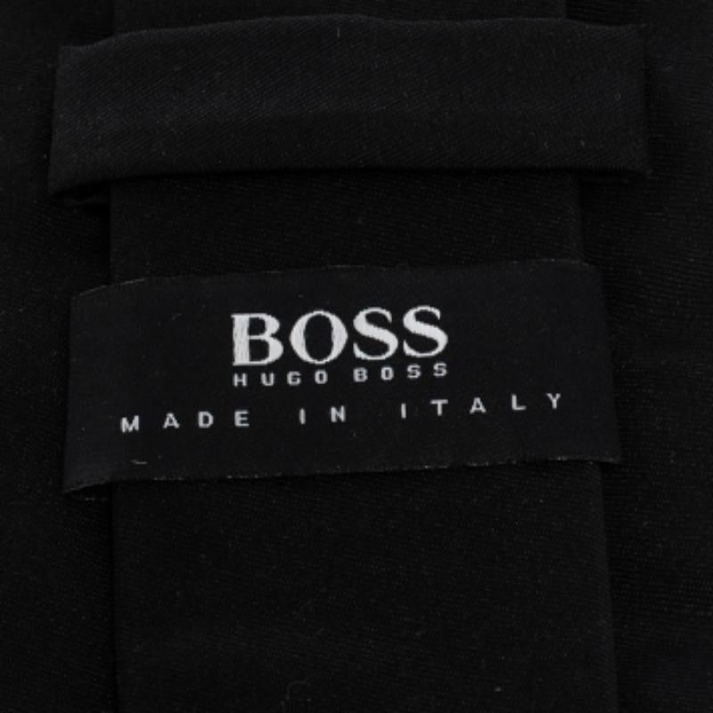 Questa cravatta Boss By Hugo Boss conferisce un look sofisticato al tuo abbigliamento grazie alla sua silhouette moderna. Definita dal colore nero, questa cravatta è fatta su misura per l'uomo moderno.