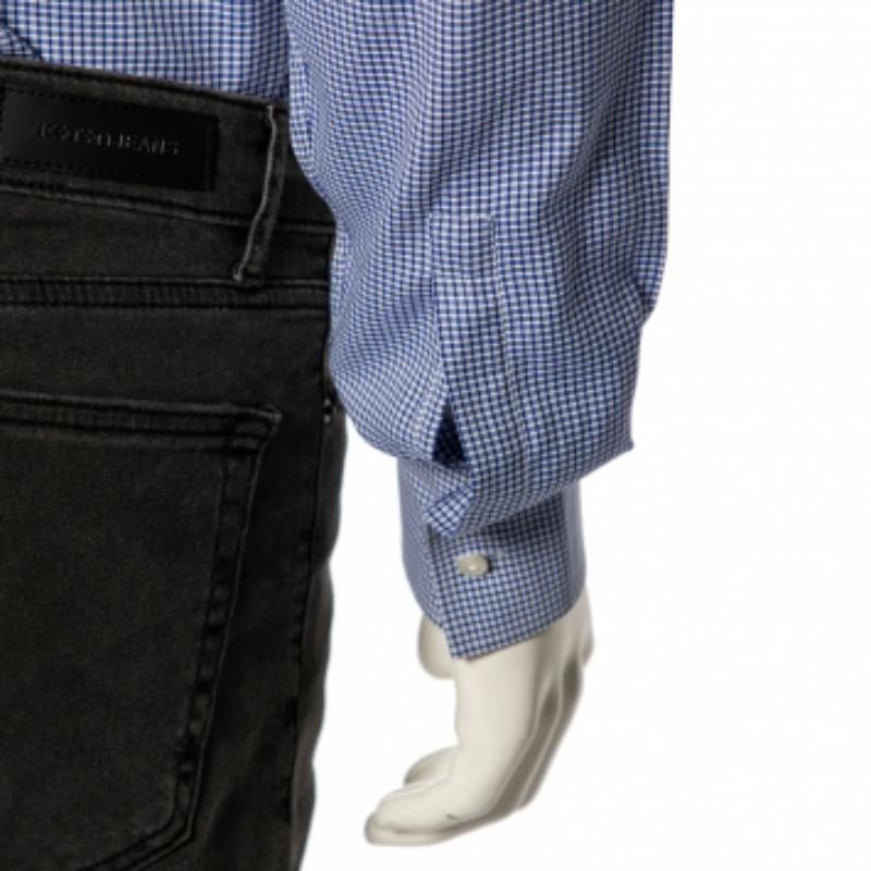 Hemden sind ein unverzichtbarer Bestandteil der Garderobe eines Mannes. Boss By Hugo Boss bietet Ihnen eine Kreation, die sowohl vielseitig als auch stilvoll ist. Es ist aus Baumwolle in einem blauen Farbton geschneidert worden. Das Hemd ist mit