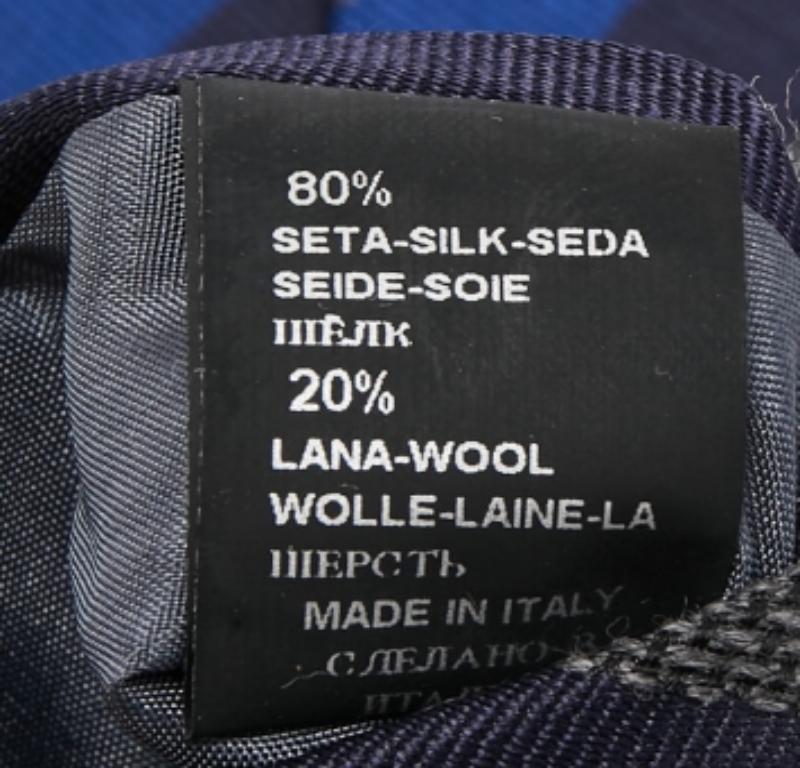 Wählen Sie diese Boss By Hugo Boss Krawatte, um Ihrem formellen Look einen Hauch von Luxus zu verleihen. Es ist aus Seide geschnitten und mit Streifen auf allen Seiten versehen. Auf der Rückseite befindet sich das Label der Marke.