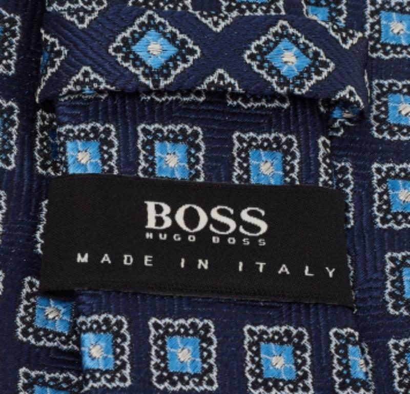 Die Krawatte von Boss By Hugo Boss ist aus Seide gefertigt und mit einem auffälligen Muster versehen. Auf der Rückseite befindet sich ein Aufnäher mit dem Markennamen. Kombinieren Sie ihn mit formeller Kleidung für einen eleganten Look.