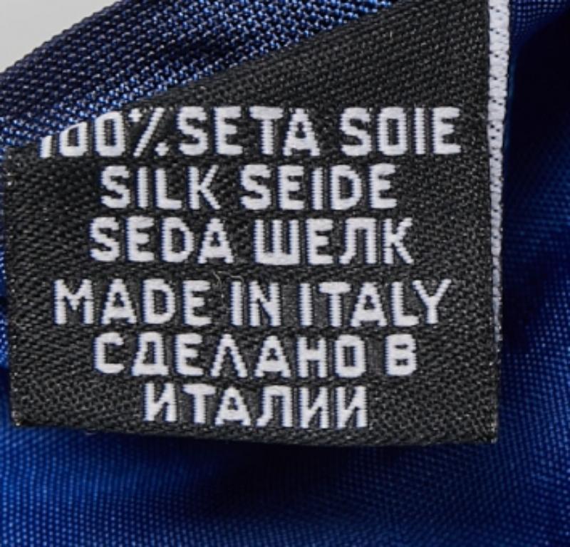 Wählen Sie diese Boss by Hugo Boss Krawatte, um Ihrem formellen Look einen Hauch von Luxus zu verleihen. Es ist aus Seide geschnitten und in Blau gehalten. Auf der Rückseite befindet sich das Label der Marke.