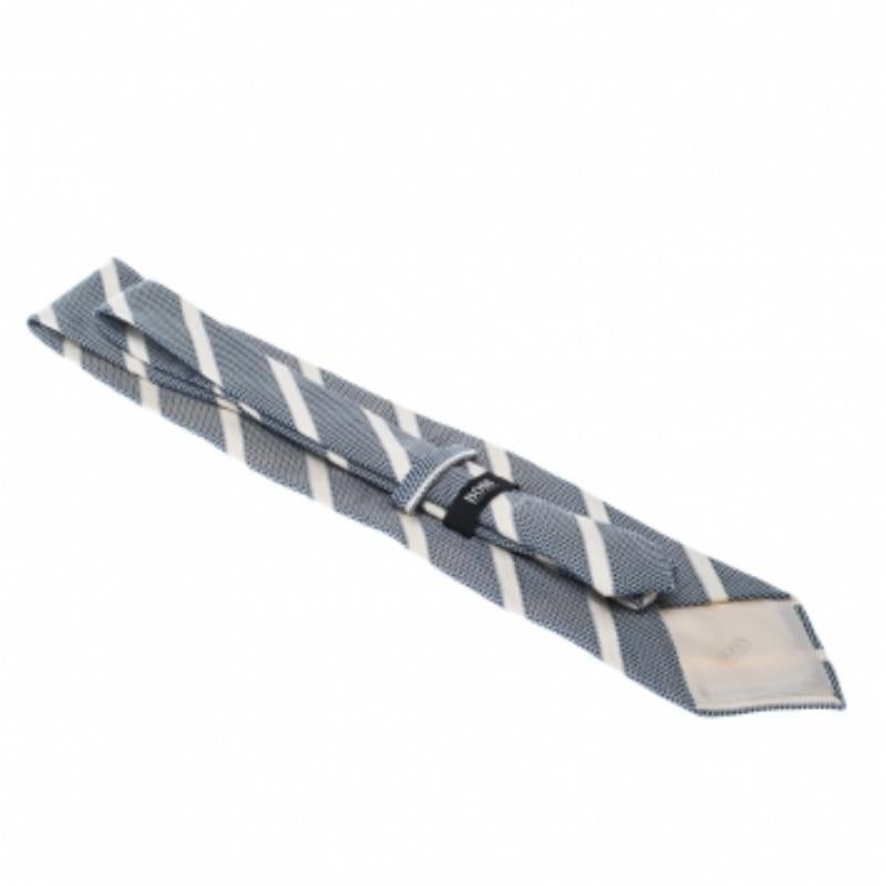 Grigio Boss By Hugo Boss Cravatta classica in seta jacquard a righe diagonali blu e bianca in vendita