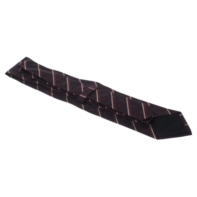 Cette cravate de Boss by Hugo Boss est parfaite pour compléter votre collection ! Cette création est réalisée en 100 % soie et présente des rayures diagonales sur toute sa surface. Il est muni d'une boucle de maintien soigneusement cousue à