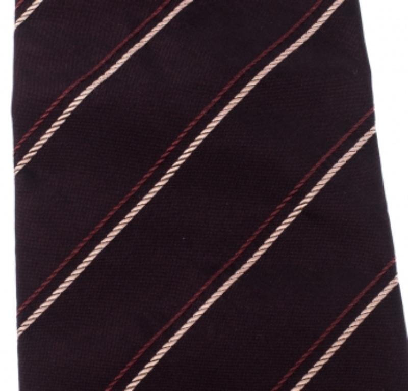Boss By Hugo Boss - Cravate classique en jacquard de soie à rayures diagonales rouge bordeaux Bon état - En vente à Dubai, Al Qouz 2