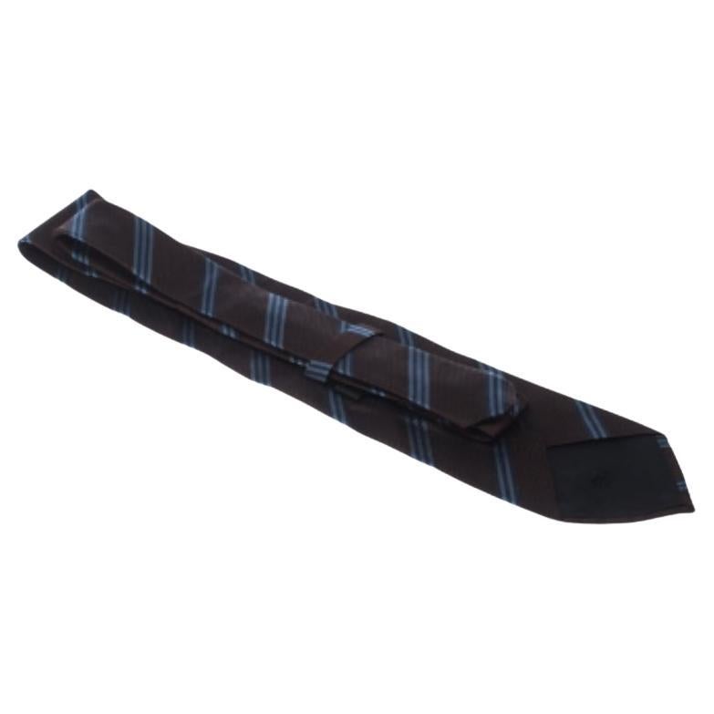Cette cravate Boss By Hugo Boss confère une allure sophistiquée à votre ensemble grâce à son attrait moderne. Le motif à rayures diagonales marron-bleu qui orne l'ensemble de cette cravate est de bon goût.