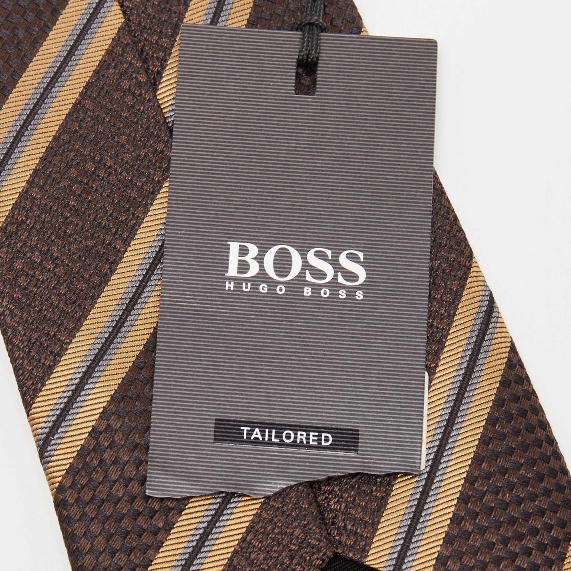 Made using silk, this Boss By Hugo Boss tie for men has stripes all over. This finely-tailored accessory will add a charming finish.

Includes: Price Tag