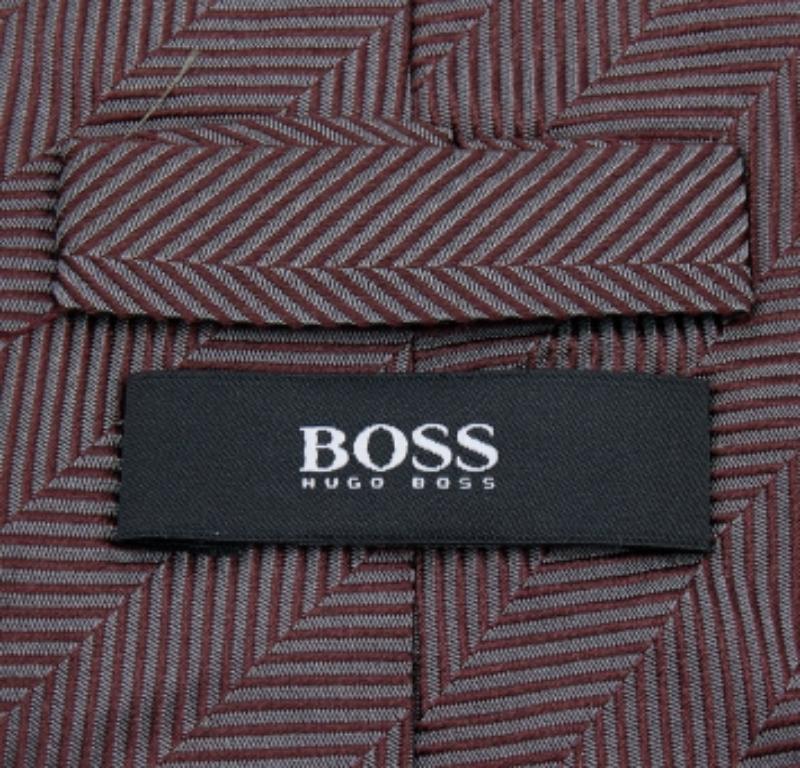 Corbata de seda estampada Boss By Hugo Boss Borgoña en Bueno estado para la venta en Dubai, Al Qouz 2