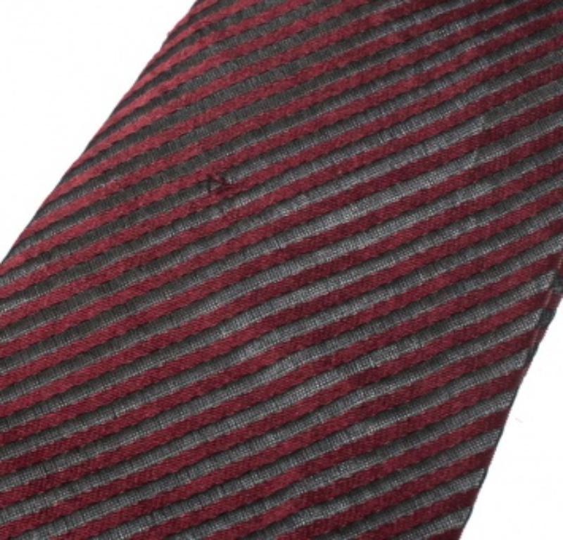 Boss By Hugo Boss Burgundy Striped Silk Jacquard Tie In Excellent Condition For Sale In Dubai, Al Qouz 2