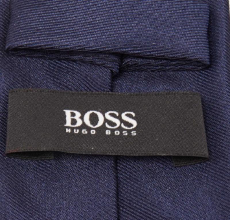 Scegli questa cravatta Boss By Hugo Boss per dare un tocco di lusso al tuo look formale. È tagliato in seta e presentato in blu scuro. È rifinito con l'etichetta del marchio sul retro.