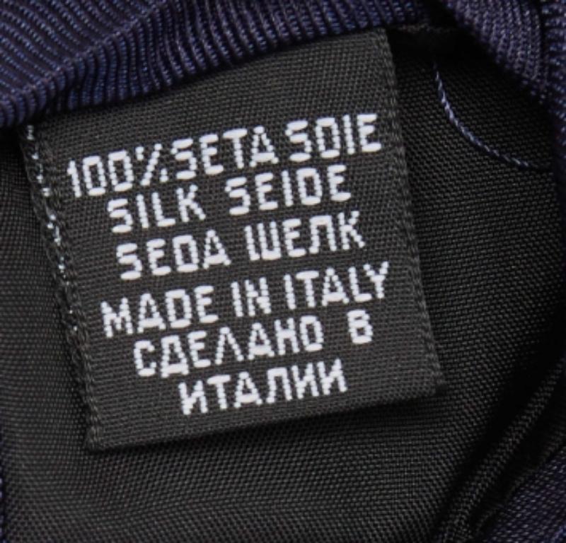 Boss By Hugo Boss - Cravatta sottile in seta blu scuro In condizioni ottime in vendita a Dubai, Al Qouz 2