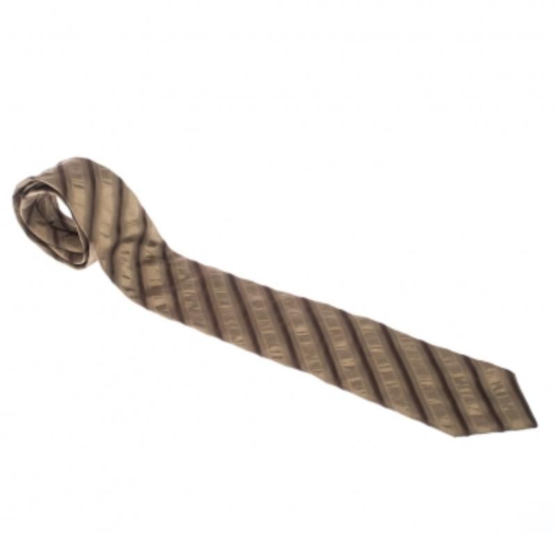 Boss by Hugo Boss Gold Monochrome Diagonal Striped Silk Tie en Bueno estado para la venta en Dubai, Al Qouz 2