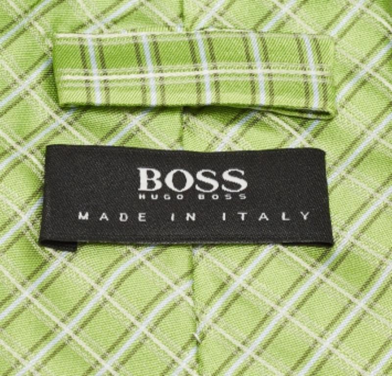 Scegli questa cravatta Boss By Hugo Boss per dare un tocco di lusso al tuo look formale. È tagliato in seta e decorato con motivi su tutta la superficie. È rifinito con l'etichetta del marchio sul retro.