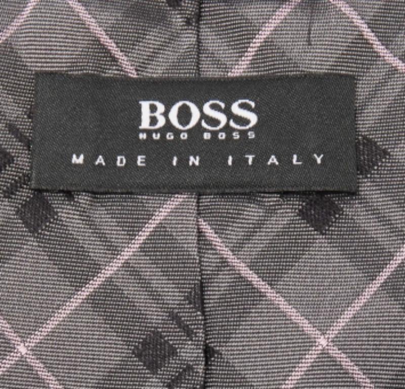 Scegli questa cravatta Boss By Hugo Boss per dare un tocco di lusso al tuo look formale. È tagliato in seta e decorato con motivi su tutta la superficie. È rifinito con l'etichetta del marchio sul retro.