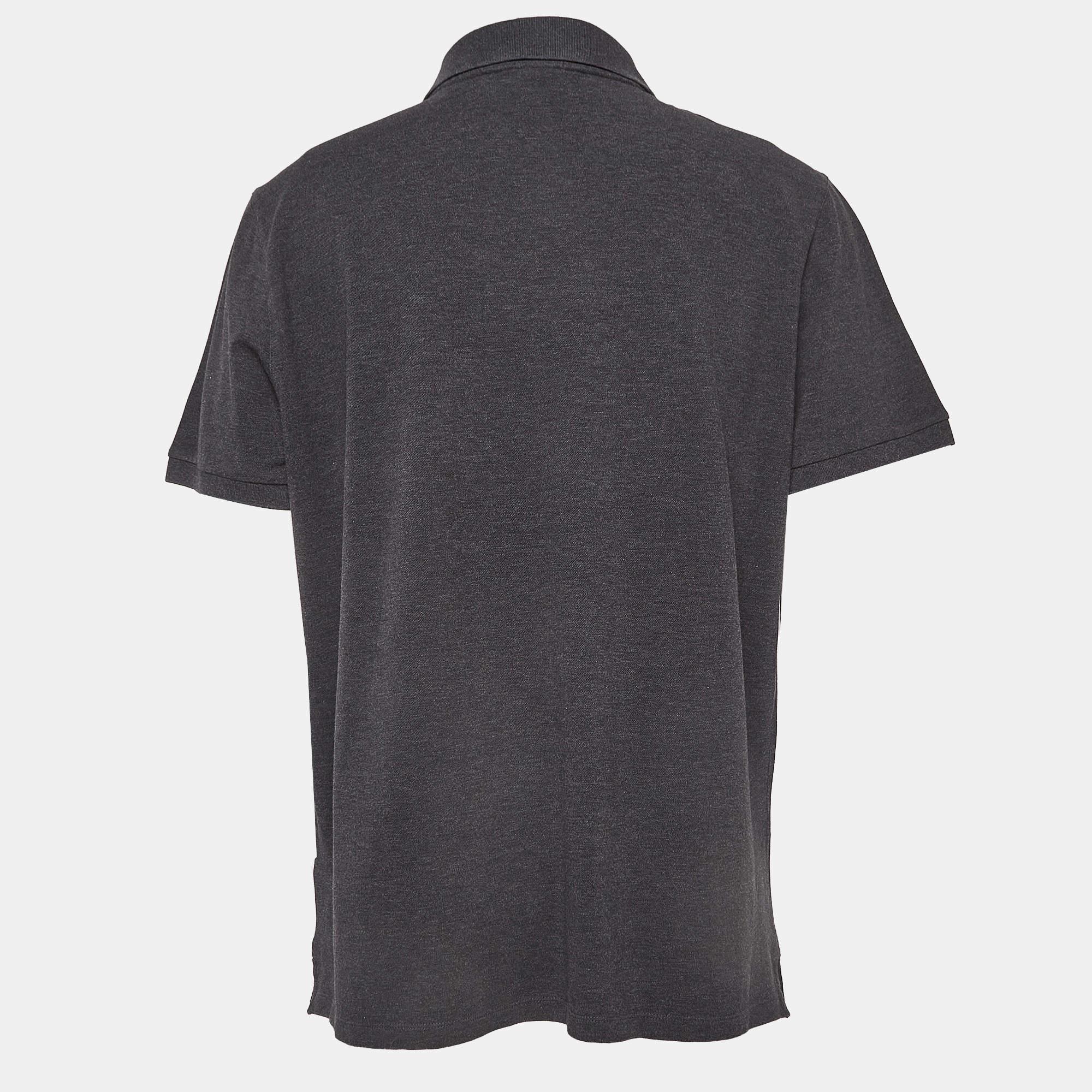 Dieses Boss By Hugo Boss Polo-T-Shirt erfüllt die Anforderungen an Stil und Komfort. Es ist aus Baumwolle gefertigt und hat kurze Ärmel, einen einfachen Kragen und ein Markendetail auf der Vorderseite.