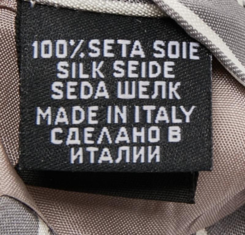 Wählen Sie diese Boss By Hugo Boss Krawatte, um Ihrem formellen Look einen Hauch von Luxus zu verleihen. Es ist aus Seide geschnitten und mit Streifen auf allen Seiten versehen. Auf der Rückseite befindet sich das Label der Marke.