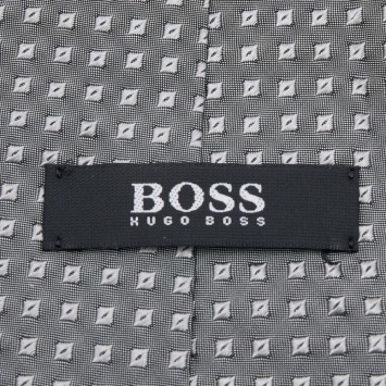 Boss By Hugo Boss Grey Square Patterned Silk Jacquard Tie In Excellent Condition For Sale In Dubai, Al Qouz 2