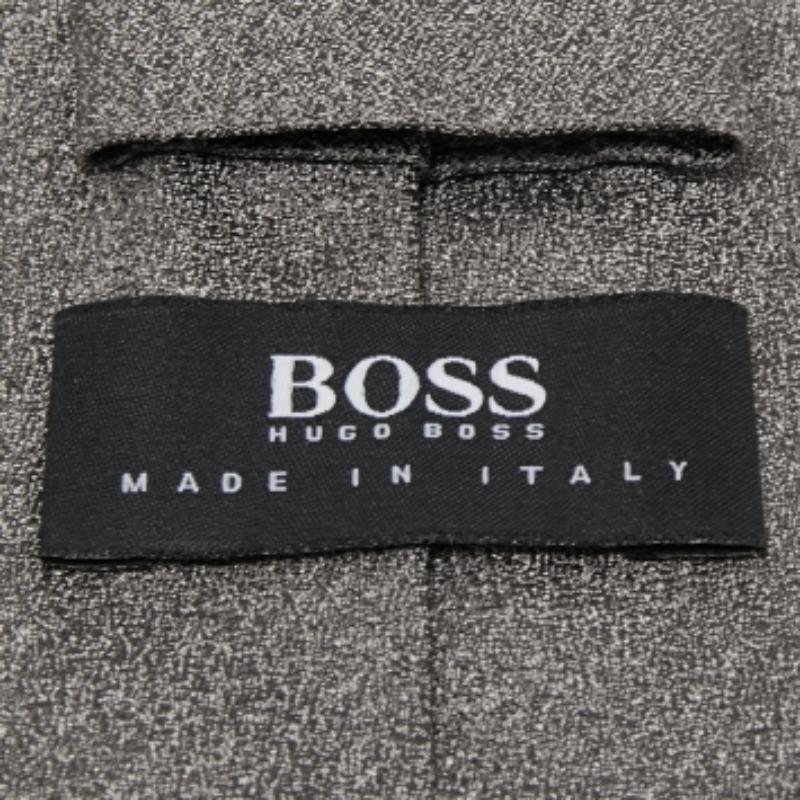 Questa cravatta Boss By Hugo Boss è un accessorio formale perfetto, dal fascino moderno e deciso. Realizzato in seta, presenta una tonalità grigia e aggiungerà sicuramente un tocco di stile ai tuoi blazer.