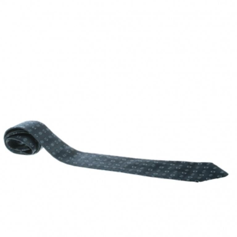 Realizzata in seta di qualità, questa cravatta Boss By Hugo Boss presenta motivi jacquard su tutta la superficie. Il pezzo è completato dalla famosa Label del marchio come anello di chiusura sul retro. Sii elegante abbinandola a una camicia bianca e