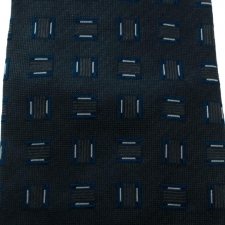 Boss By Hugo Boss Cravatta tradizionale in seta jacquard testurizzata grigia In condizioni ottime in vendita a Dubai, Al Qouz 2