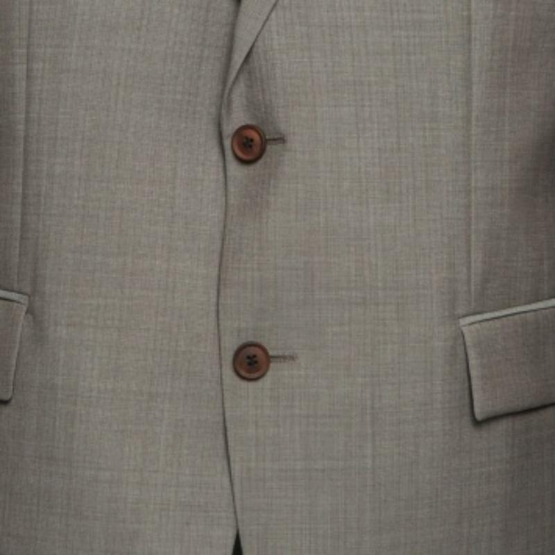 Caracterizado por una sastrería impecable, un buen ajuste y el uso de materiales de calidad, este conjunto de traje te ayudará a servir looks elegantes. Póngalo con oxfords o mocasines para resaltar el atractivo estilístico de la creación.