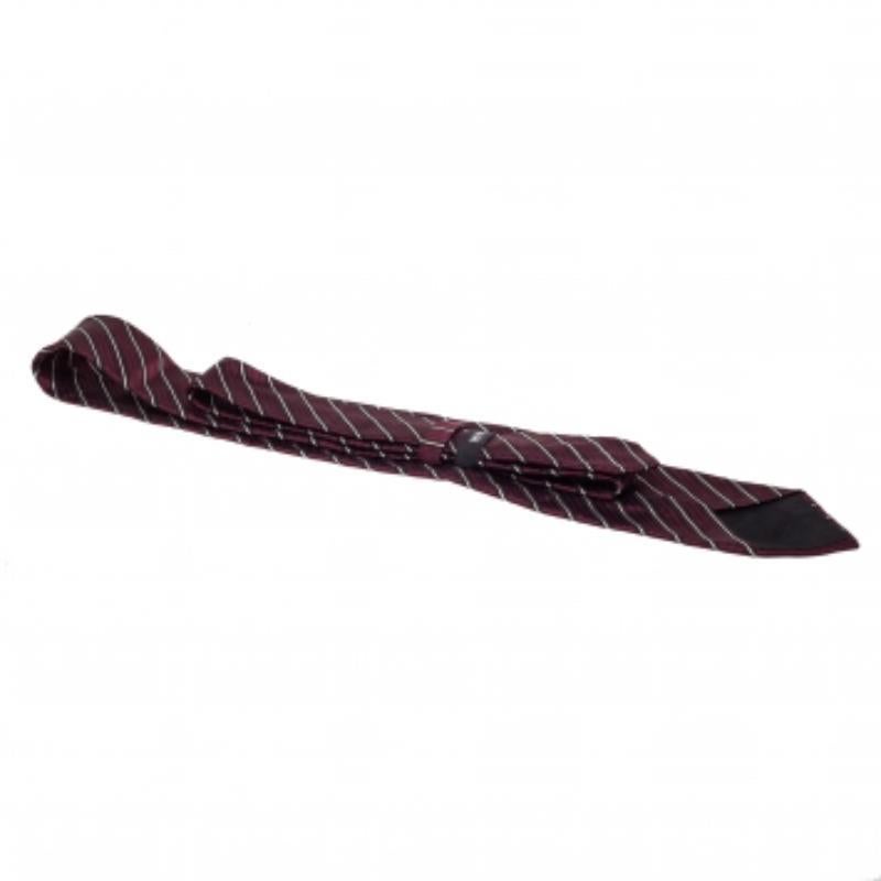 Questa cravatta di Boss By Hugo Boss è un accessorio formale perfetto che aggiunge un tocco di modernità al tuo look. Questa cravatta, caratterizzata da un'elegante tonalità marrone e da un motivo diagonale, è fatta su misura per l'uomo moderno.