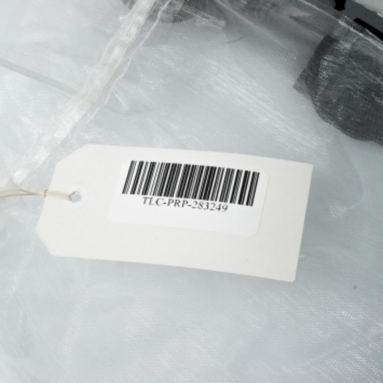 Diese rosafarbene Boss By Hugo Boss Krawatte ist aus hochwertiger Seide gefertigt und mit einer roten Blumenstickerei überzogen. Das Stück ist mit dem berühmten Label der Marke als Keeper-Loop auf der Rückseite versehen. Kombinieren Sie es mit