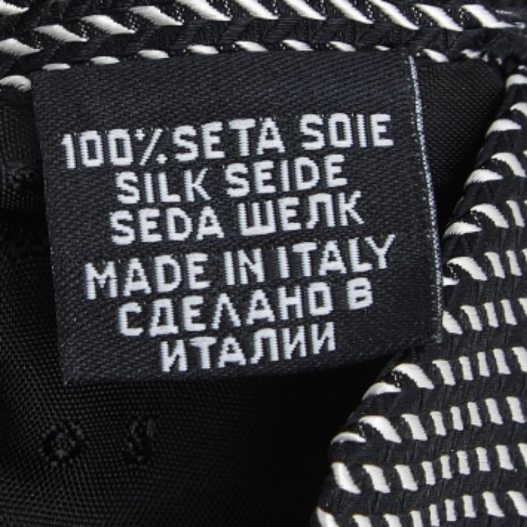 Boss By Hugo Boss Monochrome Patterned Silk Jacquard Tie In Good Condition For Sale In Dubai, Al Qouz 2