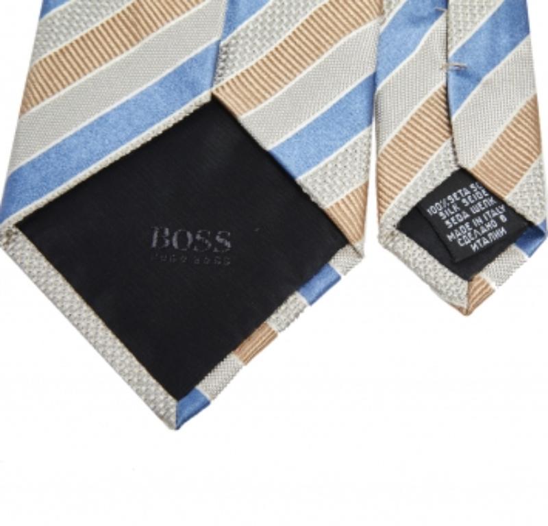 Cette cravate Boss By Hugo Boss est un accessoire formel parfait qui a un attrait pointu et moderne. Confectionné dans des matières luxueuses, il présente des motifs complexes et l'étiquette de la marque est soigneusement cousue au dos. Il ne