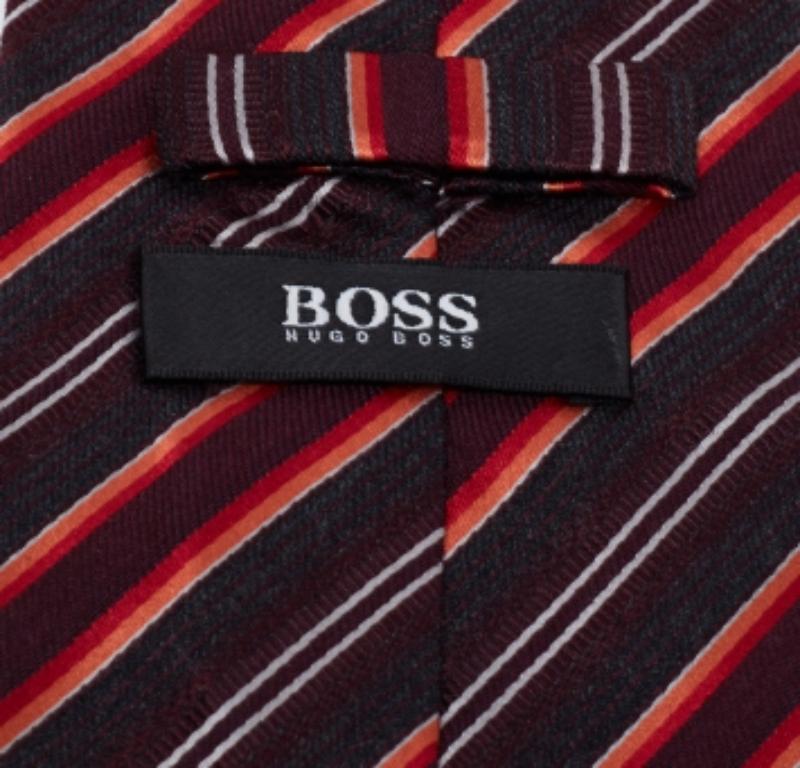 This Boss by Hugo Boss tie is a perfect formal accessory that has a sharp and modern appeal. Made from luxurious materials, it features intricate patterns, and the brand label is neatly stitched at the back. It is sure to add oodles of style to your