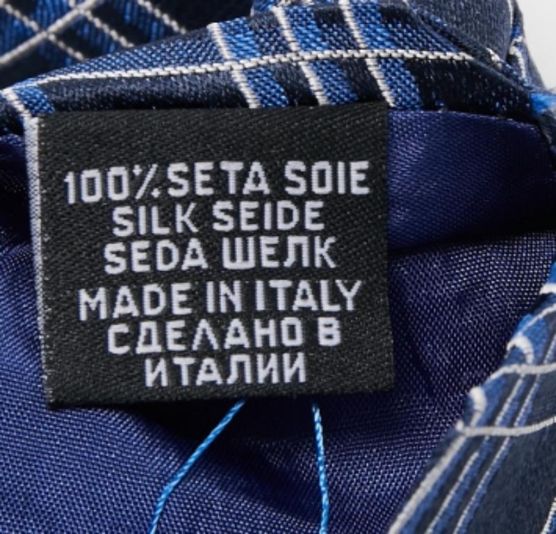 Wählen Sie diese Boss by Hugo Boss Krawatte, um Ihrem formellen Look einen Hauch von Luxus zu verleihen. Es ist aus Seide geschnitten und über und über mit Mustern versehen. Auf der Rückseite befindet sich das Label der Marke.