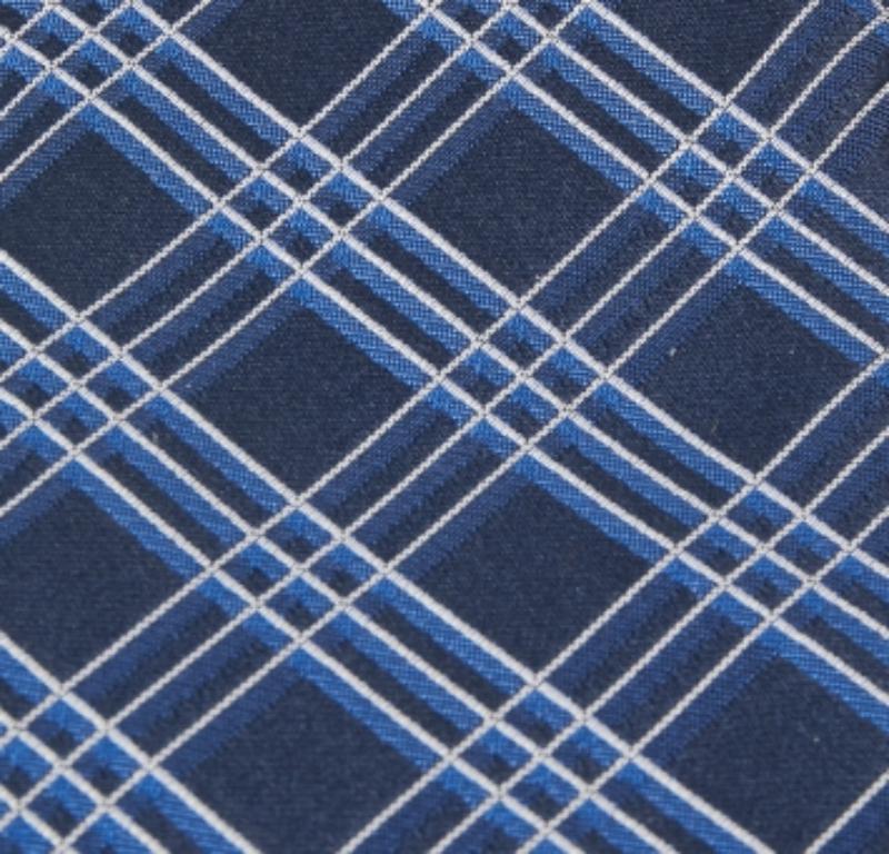 Chef  by Hugo Boss Marineblaue Seidenkrawatte mit Karomuster (Blau) im Angebot