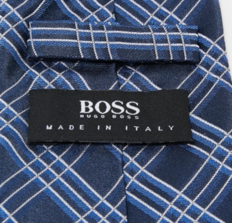 Chef  by Hugo Boss Marineblaue Seidenkrawatte mit Karomuster im Zustand „Hervorragend“ im Angebot in Dubai, Al Qouz 2