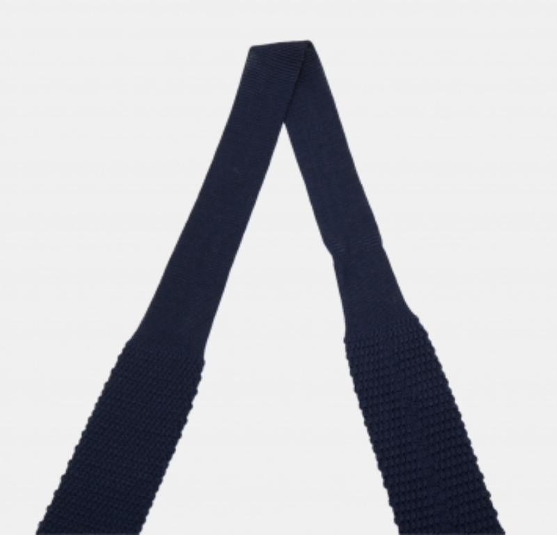 Scegli questa cravatta Boss By Hugo Boss per dare un tocco di lusso al tuo look casual. È realizzato in cotone e presentato in un'elegante tonalità blu navy.