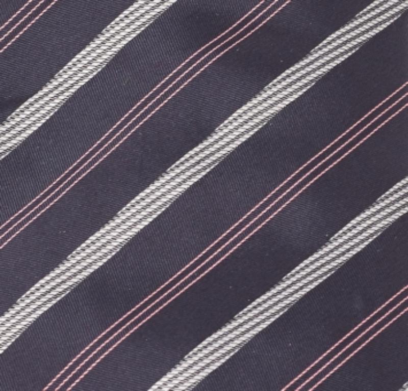 Wählen Sie diese Boss By Hugo Boss Krawatte, um Ihrem formellen Look einen Hauch von Luxus zu verleihen. Es ist aus Seide geschnitten und mit Streifen auf allen Seiten versehen. Auf der Rückseite befindet sich das Label der Marke.