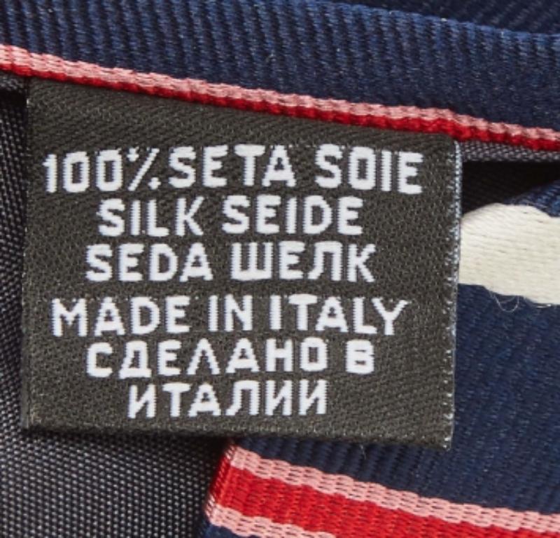 Diese Krawatte ist ein perfektes formelles Accessoire, das eine scharfe und moderne Ausstrahlung hat. Sie ist aus luxuriösen MATERIALEN gefertigt und mit aufwändigen Mustern versehen. Das Label der Marke ist auf der Rückseite aufgenäht. Er verleiht