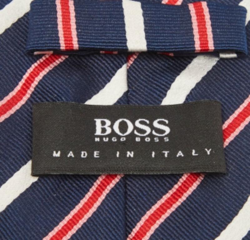 Boss By Hugo Boss Marineblaue diagonal gestreifte Seidenkrawatte im Zustand „Gut“ im Angebot in Dubai, Al Qouz 2