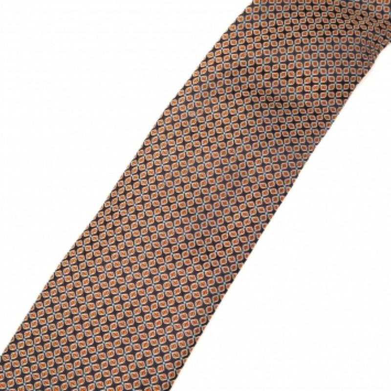 Esta corbata Boss By Hugo Boss es un accesorio formal perfecto que tiene un atractivo nítido y moderno. Confeccionado en seda, presenta un tono azul marino, dibujos intrincados y la etiqueta de la marca cuidadosamente cosida en la parte trasera.
