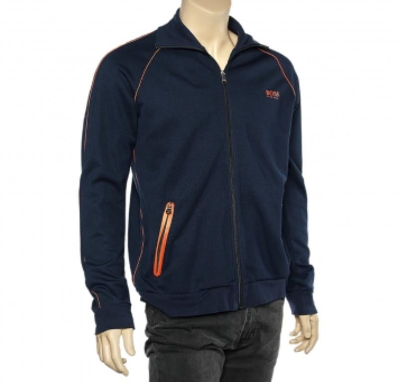 Sfoggia un look sportivo con questa giacca di Boss By Hugo Boss. È realizzata in tessuto a maglia blu navy e presenta una zip sul davanti. Ha maniche lunghe e due tasche. Il logo del marchio è stampato sul davanti. Aggiungi questa giacca di classe