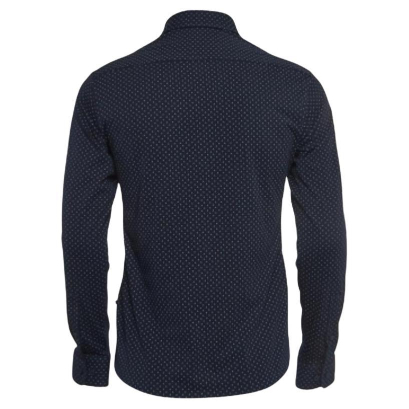 Questa camicia firmata è davvero favolosa! È realizzato con materiali pregiati e presenta una silhouette aderente. Abbinalo a pantaloni e mocassini per un ensemble di tendenza.
