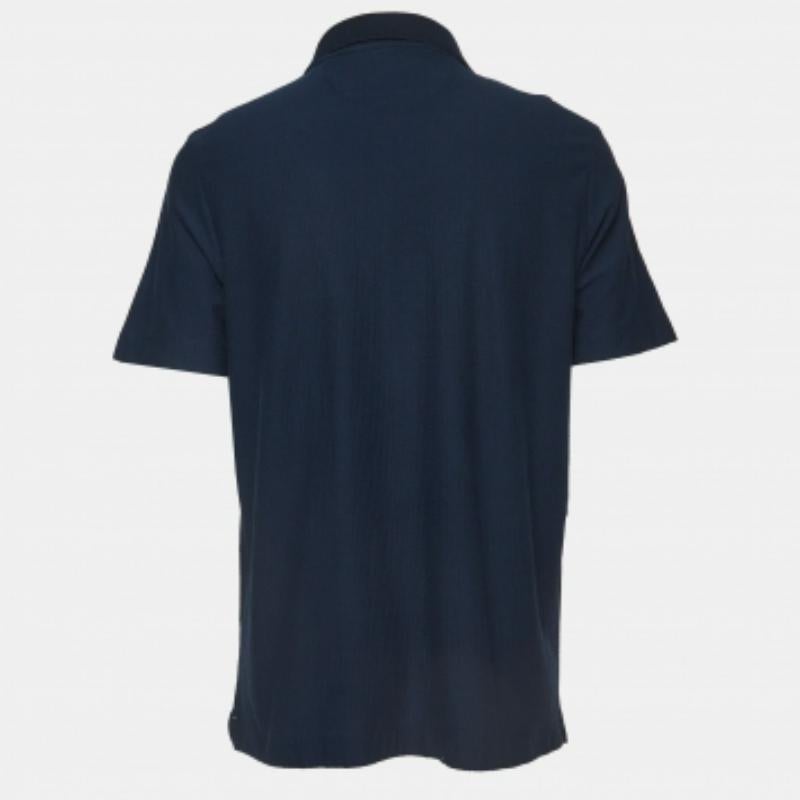 Una combinazione perfetta di comfort, lusso e stile: questa maglietta firmata è un pezzo imperdibile! Realizzata con materiali di qualità, questa creazione può essere abbinata a pantaloni in denim e sneakers per un look cool.