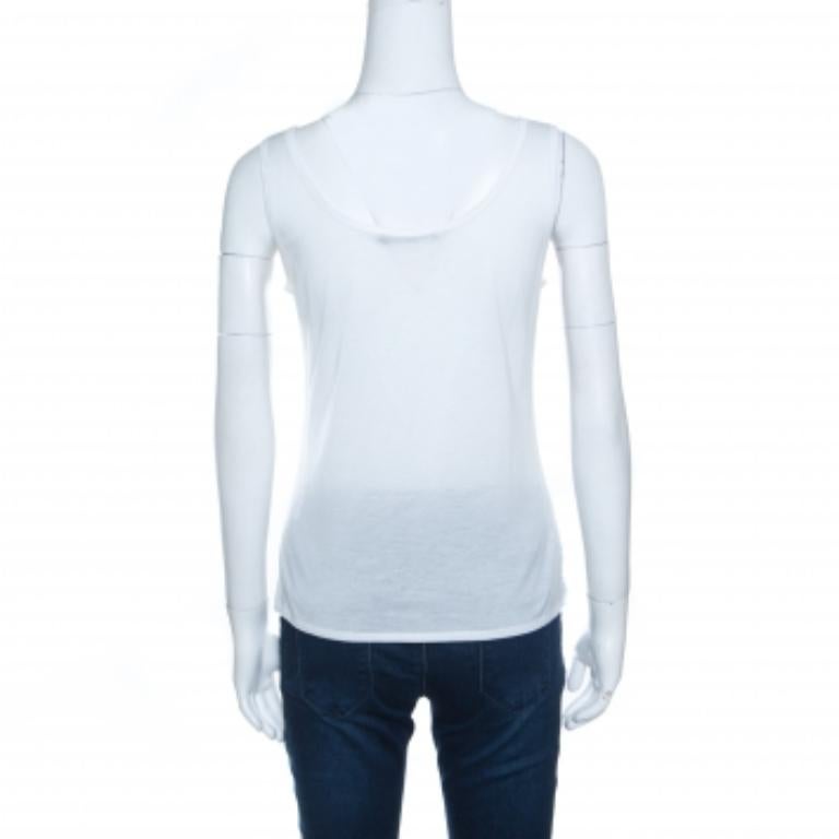 È impressionante come uno stile così semplice risulti così raffinato; questo top Boss by Hugo Boss è stato realizzato in cotone con graziosi abbellimenti in Swarovski sul fondo. Il top bianco sporco è pieno di femminilità ed eleganza; puoi abbinarlo