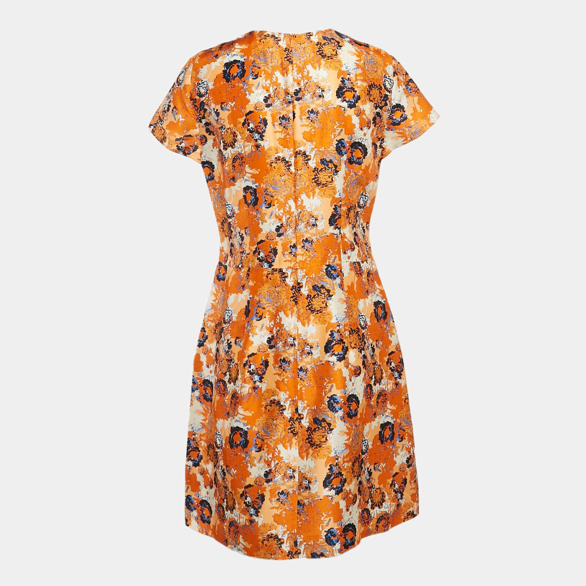 Experimenta el placer de la sastrería experta con este vestido de diseño para mujer. Fabricado meticulosamente, ofrece un ajuste impecable y detalles de lujo que garantizan una comodidad inigualable. Esta hermosa creación elevará tu estilo sin