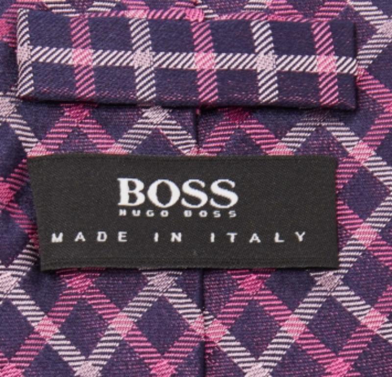 Scegli questa cravatta Boss By Hugo Boss per dare un tocco di lusso al tuo look formale. È tagliato in seta e decorato con motivi su tutta la superficie. È rifinito con l'etichetta del marchio sul retro.