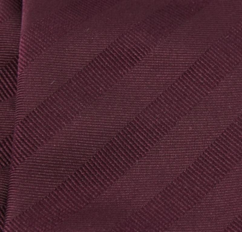 Elige esta corbata Boss By Hugo Boss para dar a tu look formal un toque de lujo. Está cortado en seda y decorado con motivos por todas partes. Lleva la etiqueta de la marca en la parte posterior.