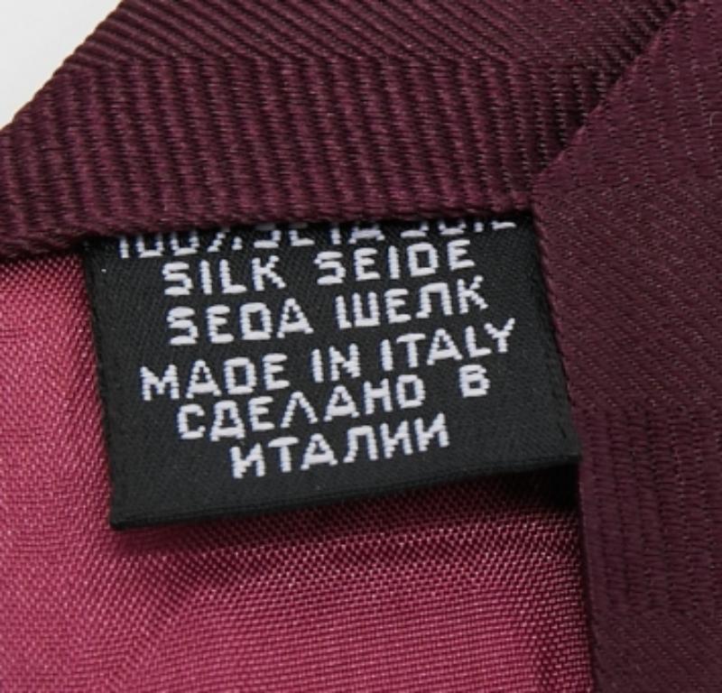 Corbata de seda estampada con rayas moradas Boss by Hugo Boss en Excelente estado para la venta en Dubai, Al Qouz 2