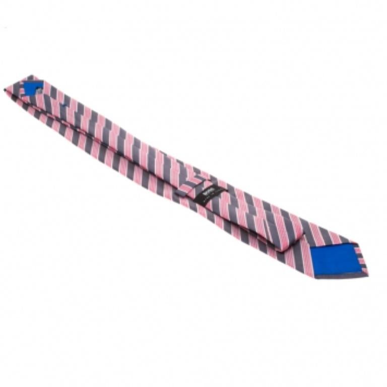 Questa favolosa cravatta di Boss By Hugo Boss è perfetta da aggiungere alla tua collezione! La creazione rossa e blu navy è realizzata in seta al 100% e presenta un motivo a righe diagonali. È dotato di un cinturino di sicurezza e dell'etichetta del