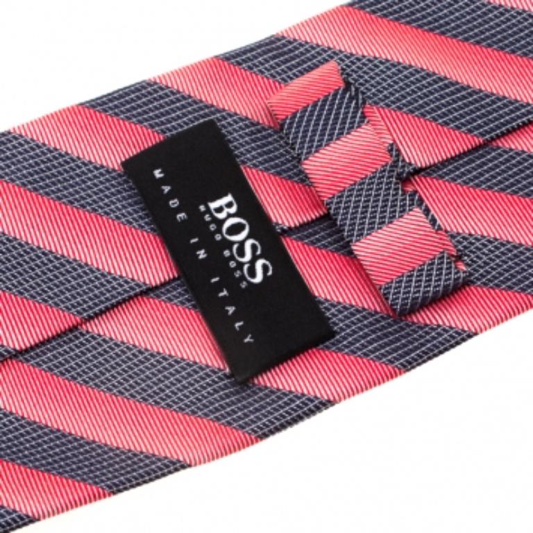 Boss By Hugo Boss a righe diagonali rosse e blu navy  Cravatta in seta jacquard In condizioni ottime in vendita a Dubai, Al Qouz 2
