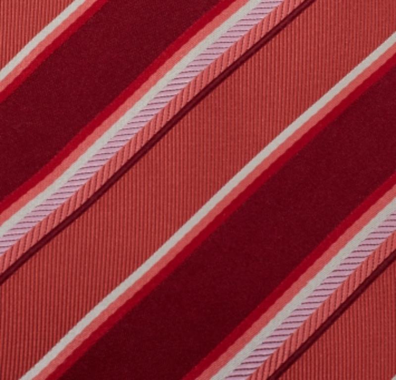 This Boss by Hugo Boss tie is a perfect formal accessory that has a sharp and modern appeal. Made from luxurious materials, it features intricate patterns, and the brand label is neatly stitched at the back. It is sure to add oodles of style to your